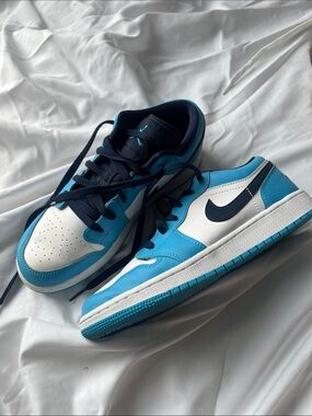 Size 8 women’s / 6.5 youth Air Jordan 1 Low UNC EUC